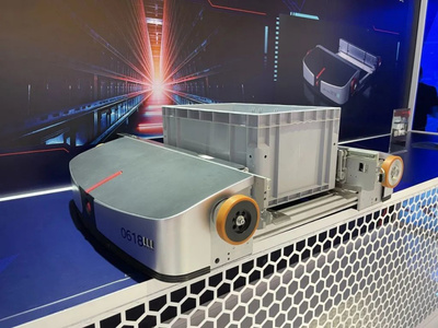 机器人大会七大亮点揭秘 邓丽君现场“复活”、130只机器狗群舞与物流软件研发